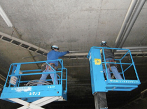 施工作業写真：幹線ケーブル配線の作業をしているところ
