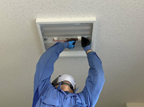 施工作業写真：照明器具の取り付け作業をしているところ
