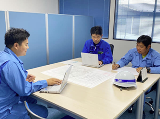 施工について会議室で計画立案している写真
